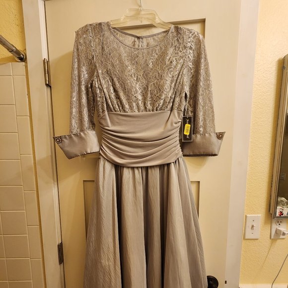 Dress - Picture 1 of 4